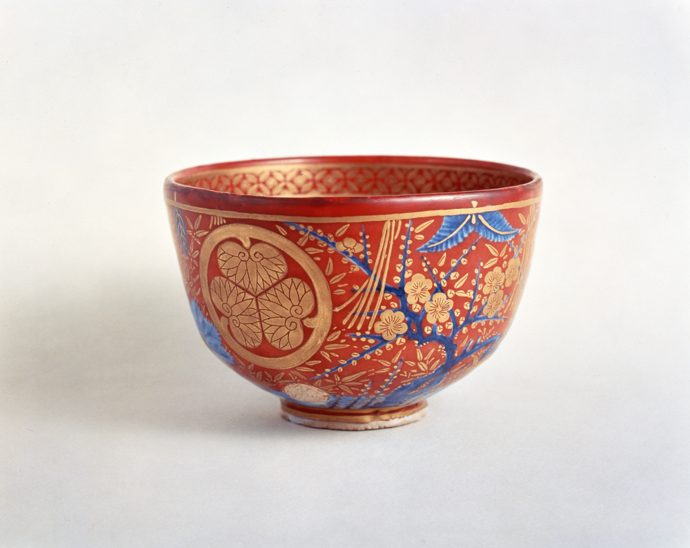 展示作品紹介(3)＞仁清写 葵紋蓬莱絵茶碗 永樂保全造 | 【特集】特別